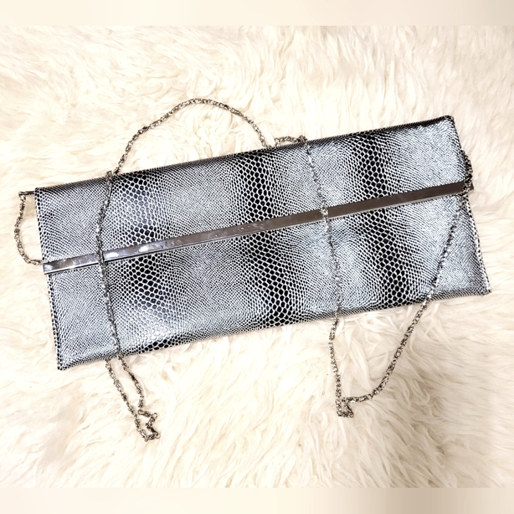 Elegant Silver Mesh Envelope Clutch with Metal Chain